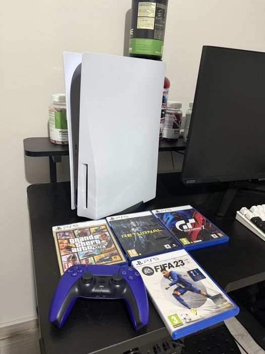 Playstation 5 + игри + 1 джойстик и един джойстик за части