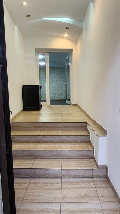 Spații comerciale de închiriat