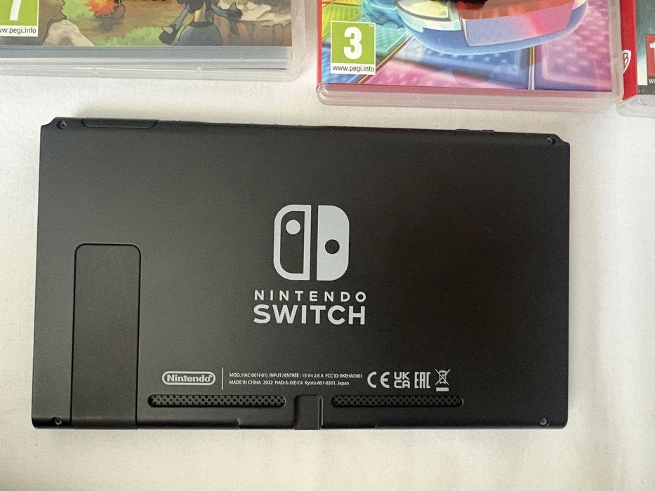 Nintendo Switch + 4 jocuri originale,stare excelentă.