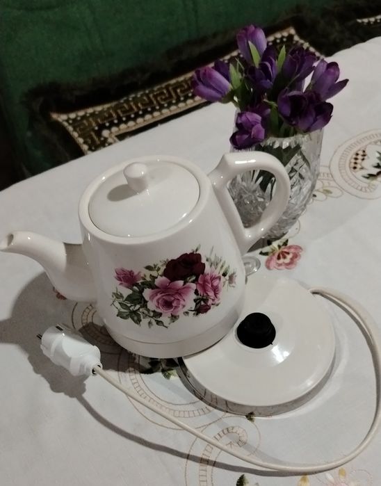 Электрический, фарфоровый чайник. .