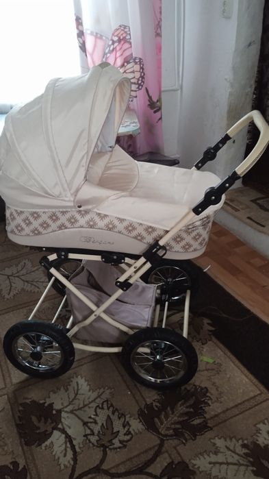 Коляска,стульчик срочно продается