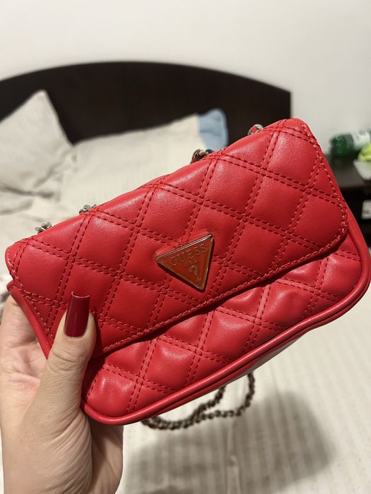 Genată de umăr si mână. Frumoasă și elegantă