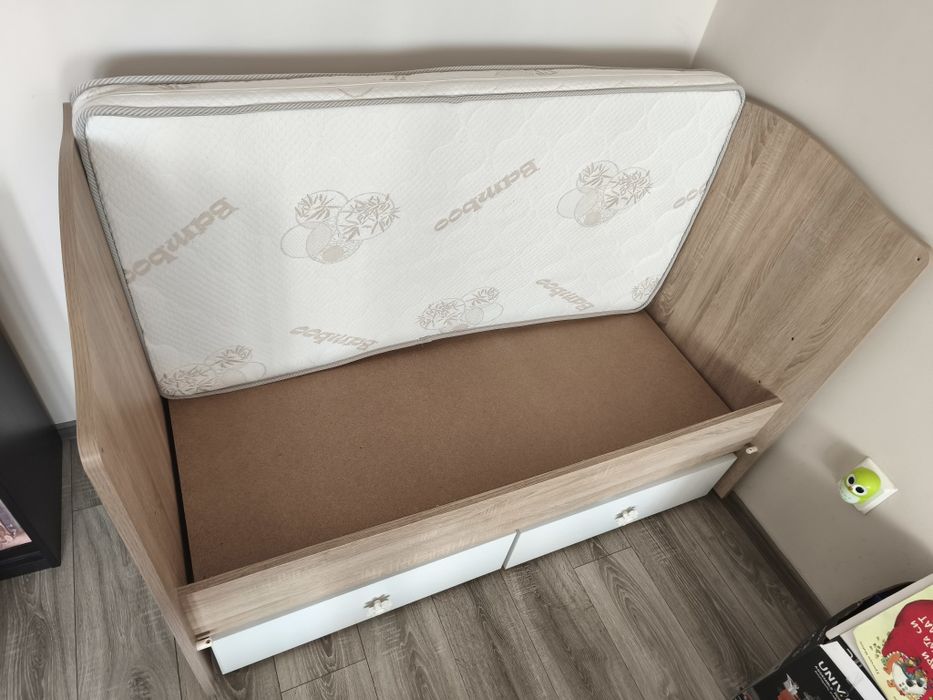 Детско / Бебешко легло с люлеещ се механизъм