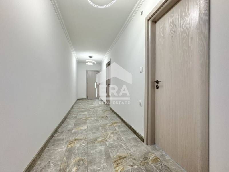 Панорамен тристаен апартамент, завършен"до ключ", в нова сграда с Акт