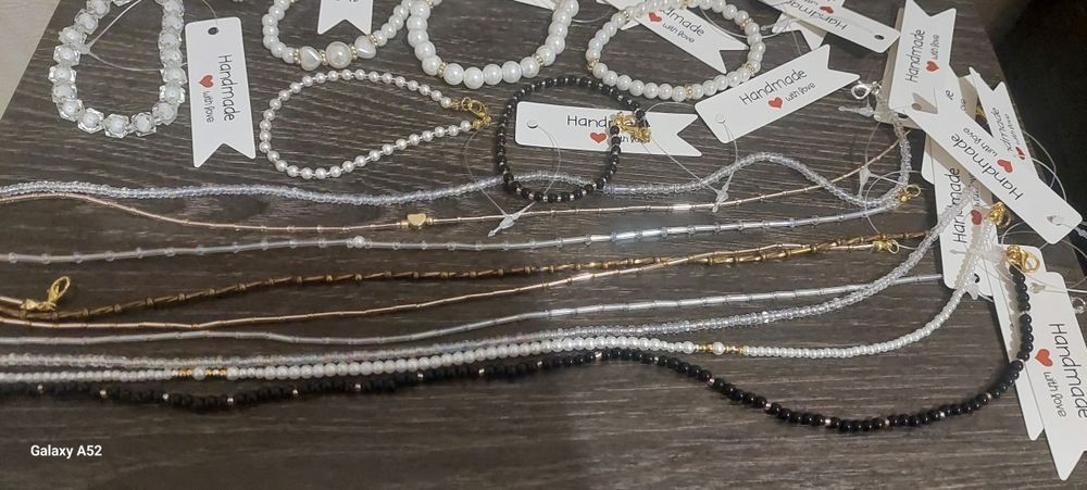 Подарки чокеры и браслеты.