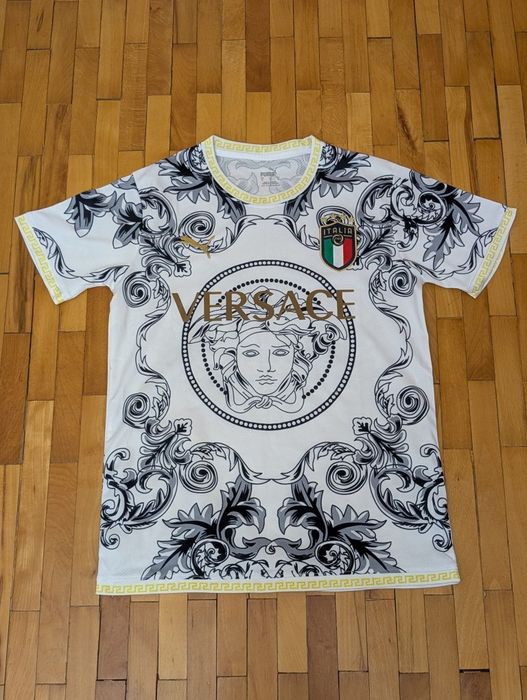 Екип на Италия колаборация с Versace