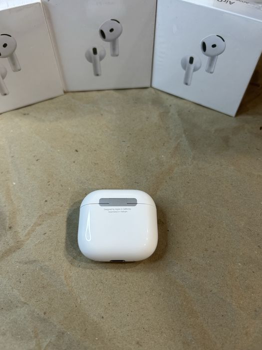 AirPods 4.