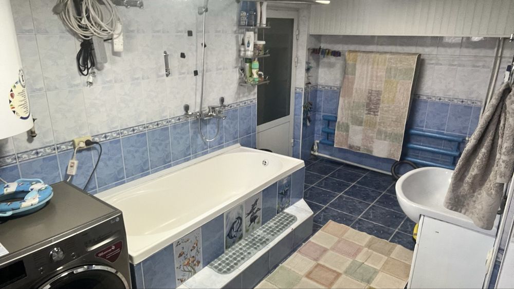 Дом свой продается. 14+2 сотки. 3-х уровневый. 9 комнат. Теплый пол.