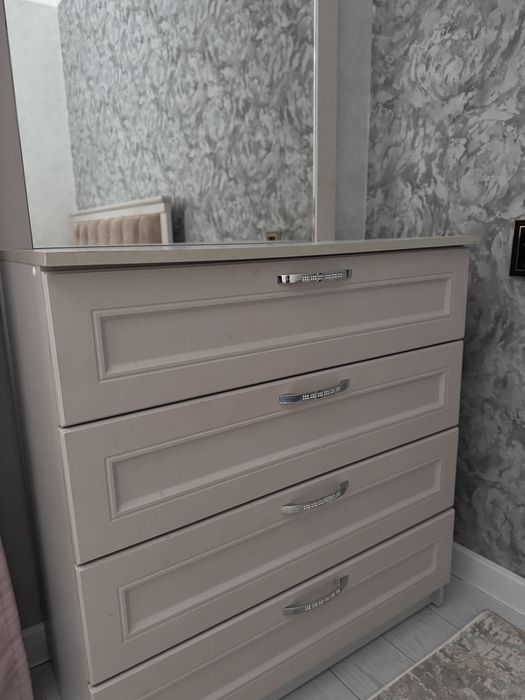 Шкаф и комод с зеркалом