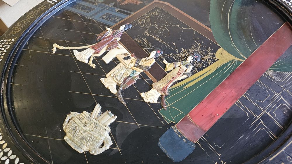 Черна азиатска антикварна маса за всекидневна с релефна сцена.