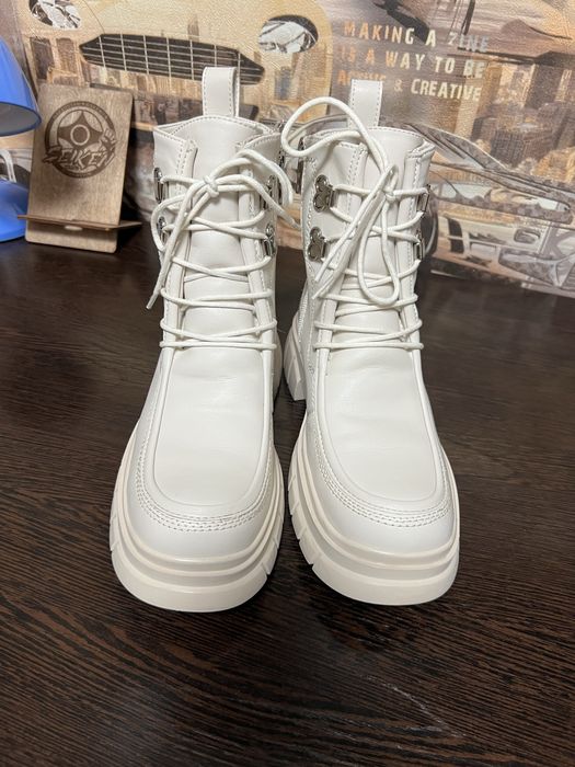 Продам женские зимние ботинки