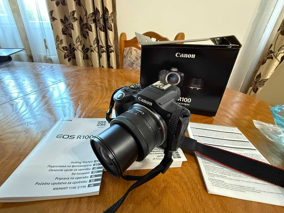 Canon R100 cu parasolar si toate acccesoriile