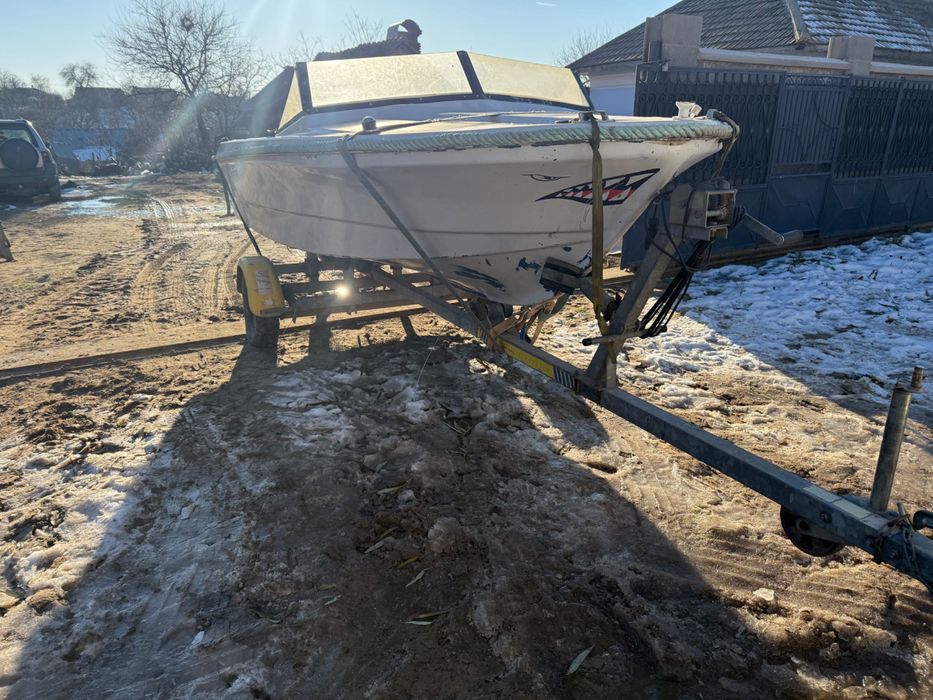 Barcă roca 4m cu greutate de 320 kg +motor yamaha   20cp și peridoc