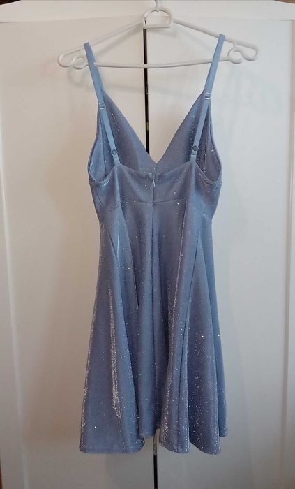 Сребриста официална рокля над коляното и черна рокля по тялото