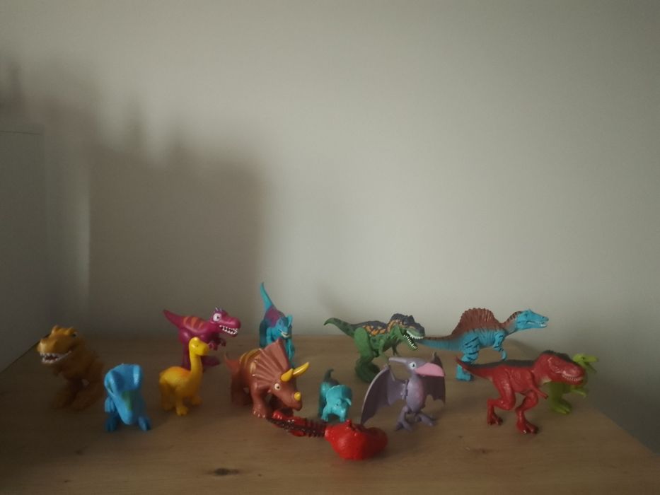 Vând lot jucării cu 12 dinozauri