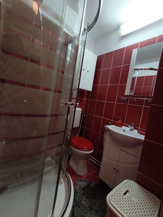 Vând apartament trei camere zonă centrală, Mioveni, două balcoane, două băi, liber