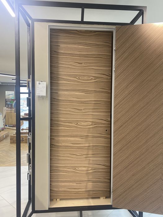 Двери мультшпон с витрины