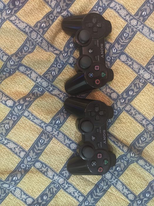 PlayStation 3 slim modat  2 controlere wireless cu foarte multe jocuri