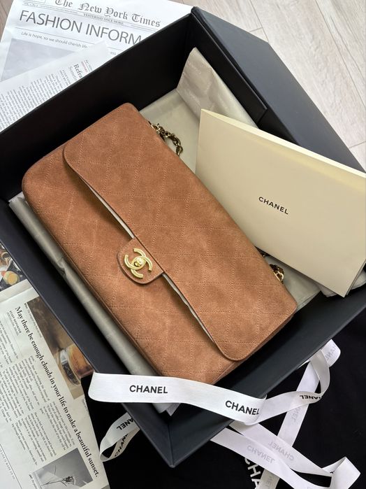 Дамска чанта CHANEL Maxi Flap Suede – голяма велурена чанта