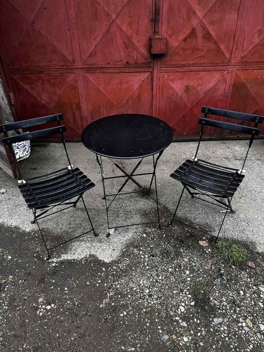 O măsuță cu 2 scaune pliabile pentru grădină sau terasă