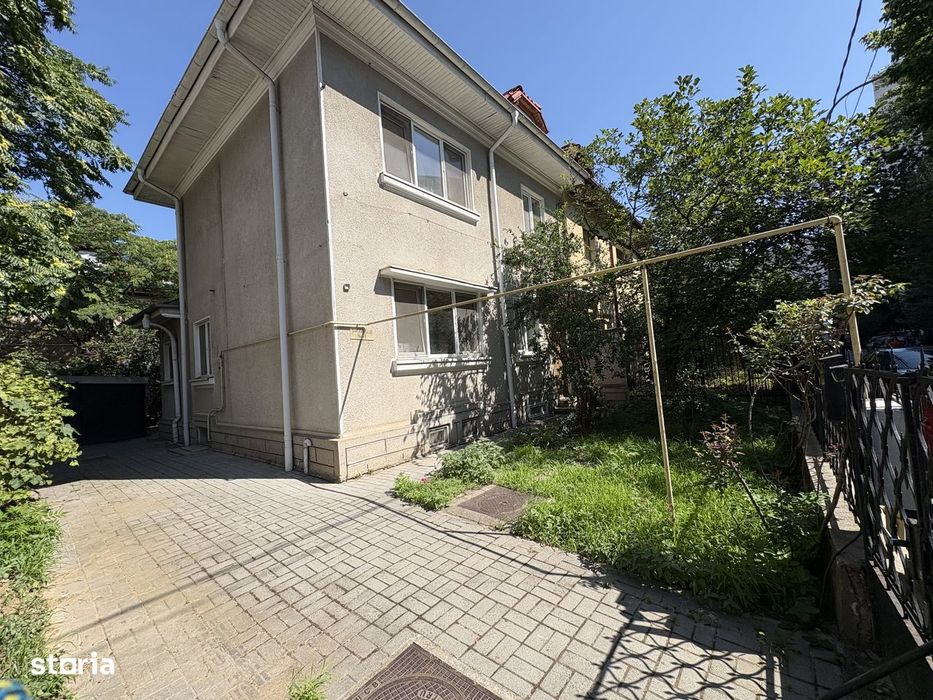 Vila 8 camere in cartier exclusiv de vile, bd Decebal