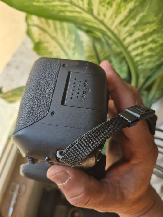 DSLR Canon 77D body