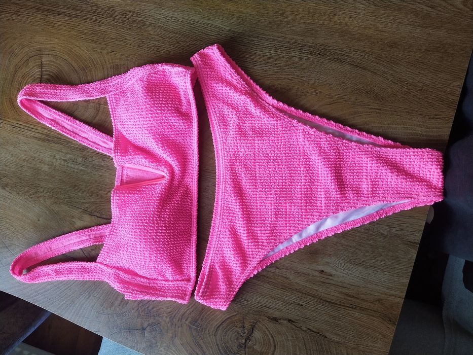 Розов бански костюм