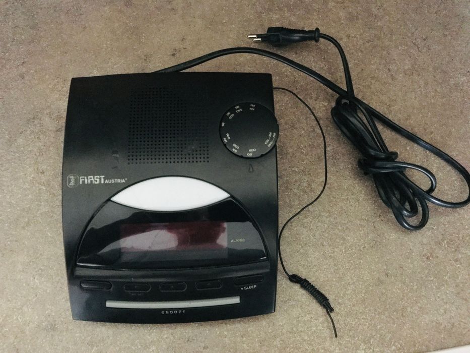 Настолно радио с часовник и будилник