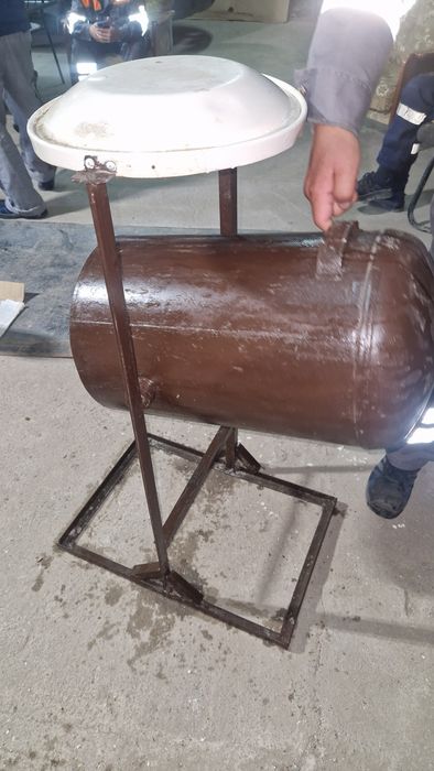 Прочная металлическая урна