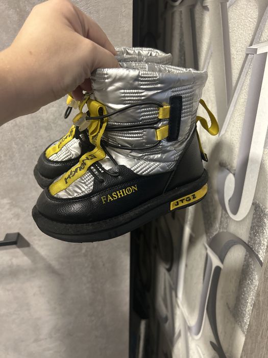 Продам детские ботинки