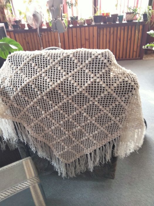 Вязаные шали из ангоры и акрила