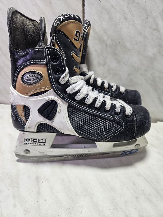 Patine 2062 hochei hockey CCM  marime 37,5  ( 24  cm)