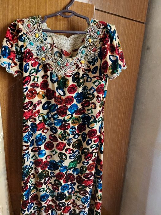 Очень красивое, с богатой вышивкой платье