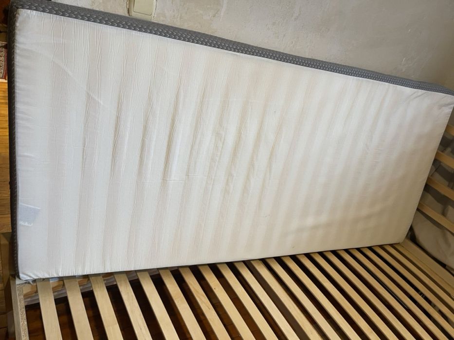 Продавам легло за матрак 90/200