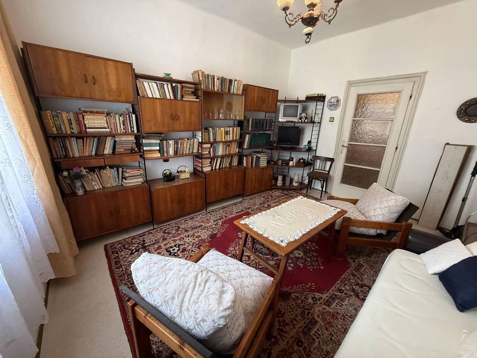 Тристаен, под наем, Център