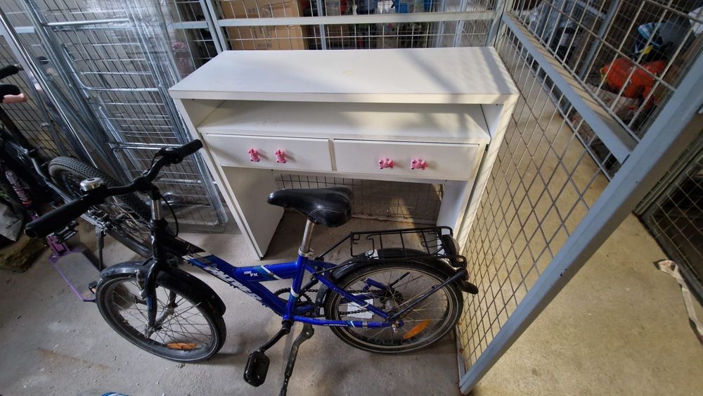 Biciclete si trotinete si un birou