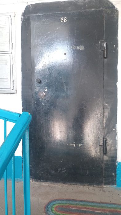 Железная черная дверь