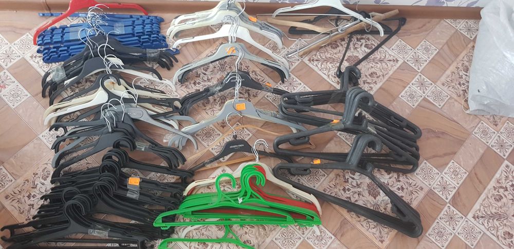 Вешалки для одежды продам