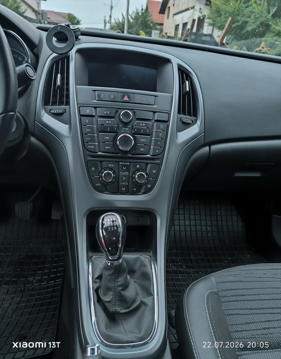 Opel Astra J berlină