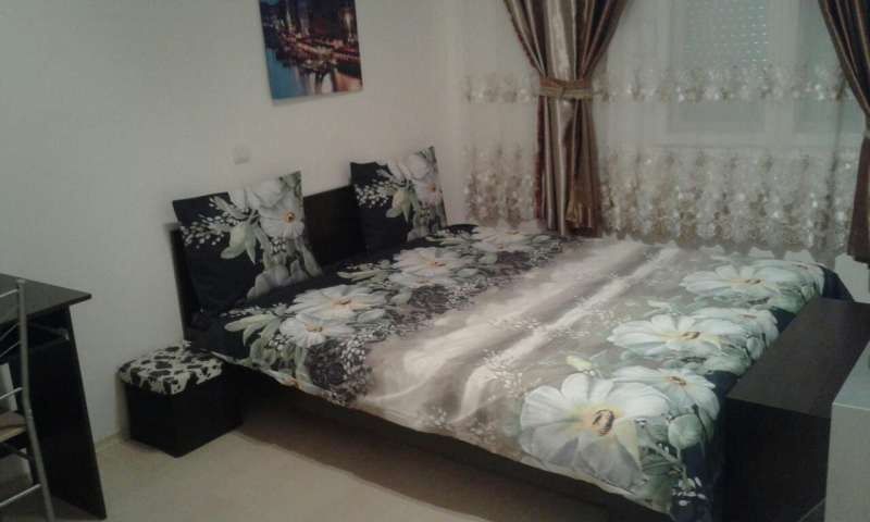 Без сметки, без депозит, договор, комисионна: 3-стаен на Ремиза