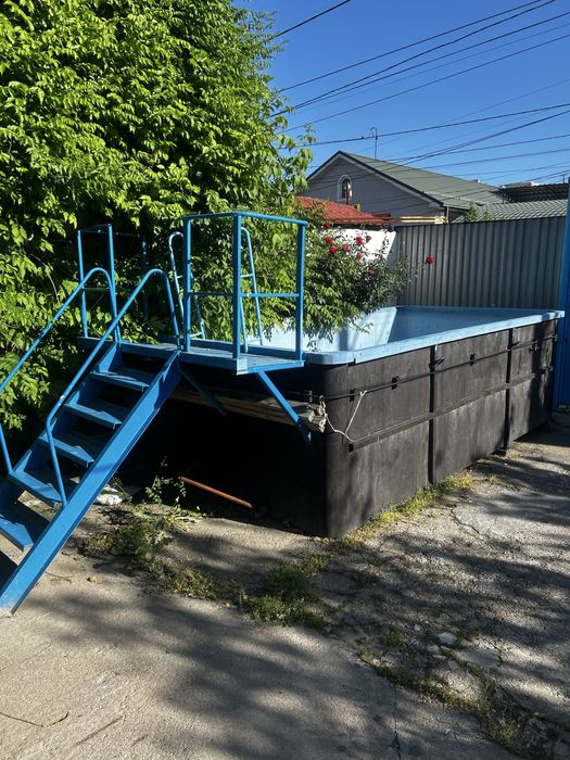 Продам Бассеин металлический с лестницей.