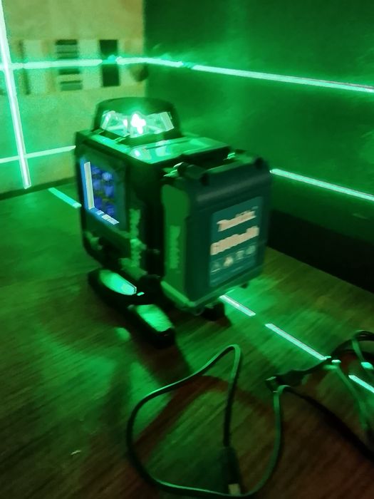 Nivel laser makita cu 16 linii și baterie de 6a Nou