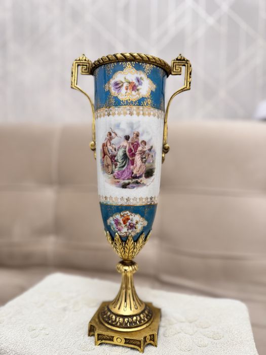 Антикварный шедевр XIX века: Высокая кабинетная ваза в стиле Sèvres