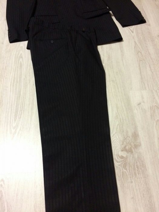 Costum negru cu dungi