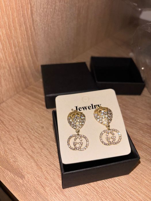 Accesoriu nou nou - cercei Gucci căpșuni cristale