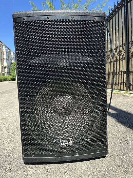 Boxa activa pe 15inch cu bluetooth. Se aude ff bine.