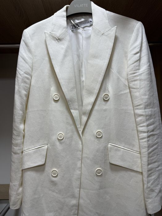 Белый пиджак от бренда Zara