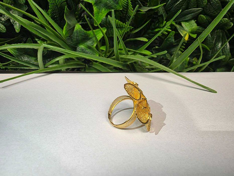 Елегантен златен пръстен с тегло 4,75 грама, проба 14 карата.