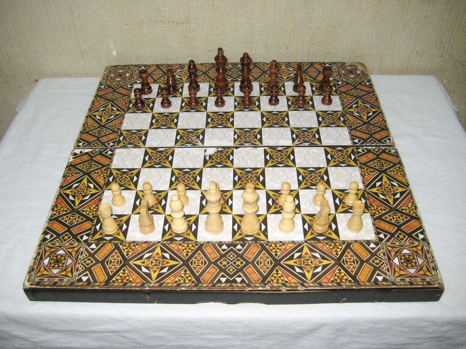 Шахмат необычный фигуры из дерево доска из мдф состоянии нормальный!