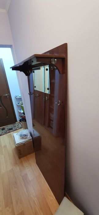 Cuier vintage din lemn masiv cu oglinda